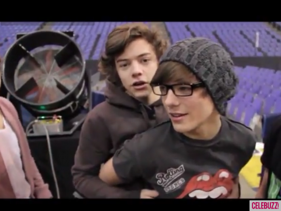 [Harry-Styles-Louis-Tomlinson-One-Direction-bromance-moments-tour-Youtube-580x435%255B3%255D.png]