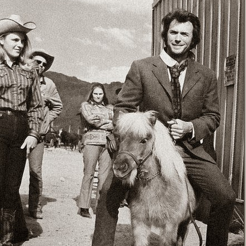  Clint Eastwood sobre un pony