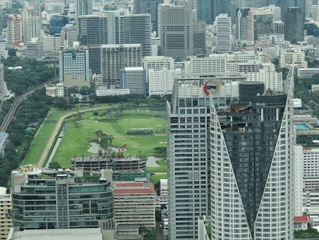 10. terenul de golf din centrul Bangkok.JPG