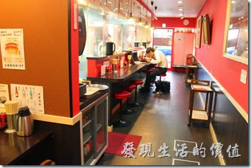 日本九州在地的好味道【熊本拉麵 こむらさき本店】。「熊本拉麵こむらさき本店」店內吧台的環境，還有透明的廚房。