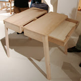 lovebird
by Yuki MATSUMOTO/Design Soil

壁に寄り掛けて使う2本脚テーブルが、引き出しを互いに90度回転させることで、対面で合体し四本脚のテーブルになるアイデア。