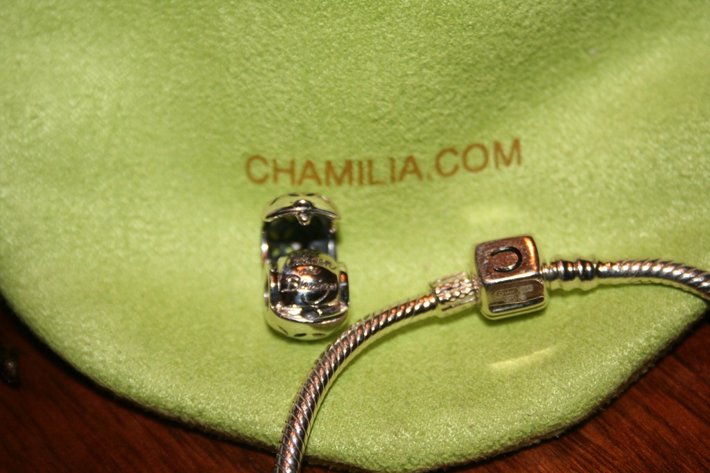 [Chamilia-Bracelet-with-bag4.jpg]