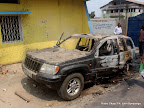 – Un véhicule incendié au siège inter fédéral du PPRD le 5/9/2011 à Kinshasa. Radio Okapi/ Ph. John Bompengo