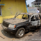 Un véhicule incendié au siège inter fédéral du PPRD le 5/9/2011 à Kinshasa. Radio Okapi/ Ph. John Bompengo