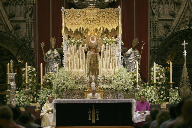 Esperanza de Triana en la catedral de Sevilla. 25 aniversario de su Coronación Canónica.