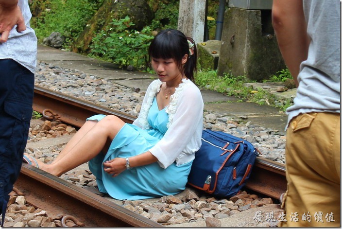 這妹快曝光了！來平溪線坐在鐵軌上拍照是一定要的！但還是要小心火車！
