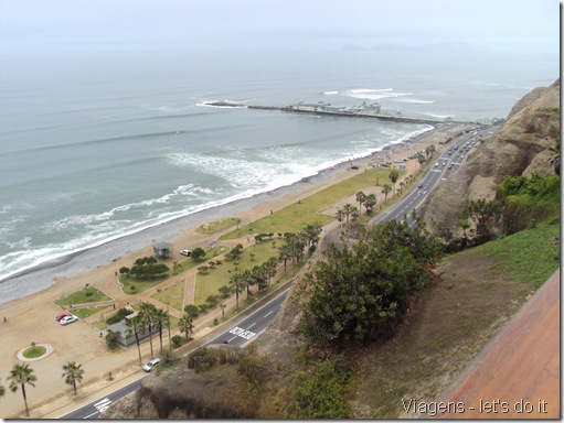 Vista do Oceano Pacífico e da falésia de Miraflores em Lima