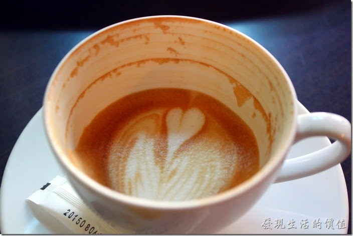 台南-席瑪朵咖啡烘培棧。看這喝完的卡布其諾咖啡留下的咖啡痕跡，就可以知道這是中度偏重的烘培，因為油脂的痕跡一圈一圈的，不過沒有焦油味。