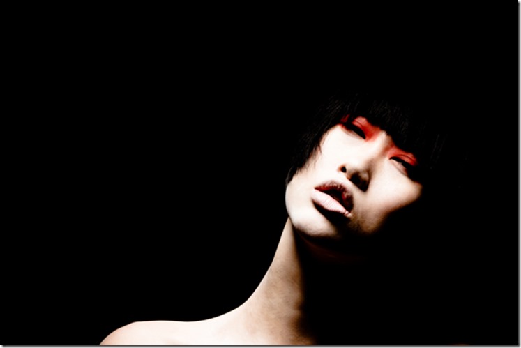 Макияж- Marian Woo,макияж,искусство фотографии от мариан ву Marian Woo,красные тени для глаз,обнажонная китайская девушка модель,makeup,чёрный фон