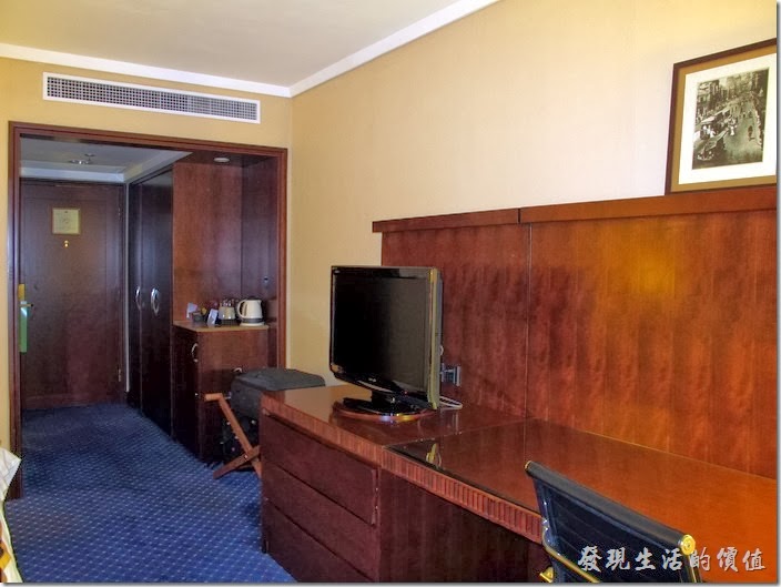 上海-齊魯萬怡大酒店。客房內有液晶電視，好像是32”的樣子。