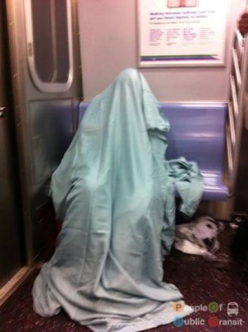pessoas bizarras em metrô (20)