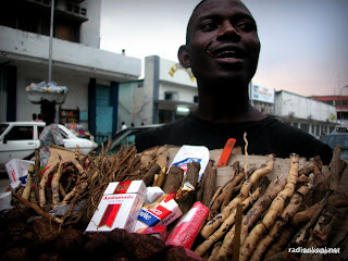 Un vendeur de racines et cigarettes. Kinshasa, 2002.