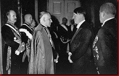 Papa e Hitler juntos