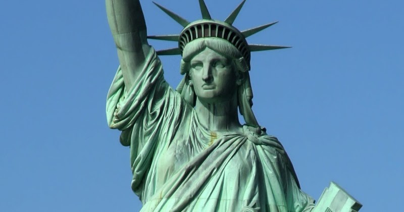 La Island Su Cui Svetta La Nota Statua Americana