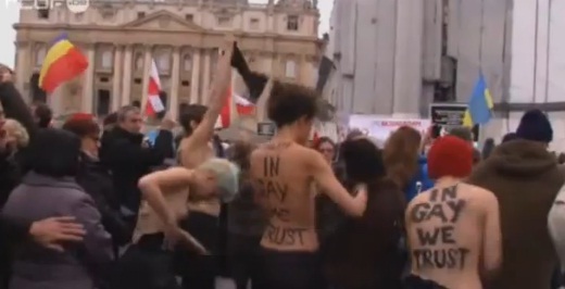Vidéo-Les Femen se déshabillent pour le mariage homosexuel pendant l'Angelus du pape dans Politique femen+nues+au+vatican