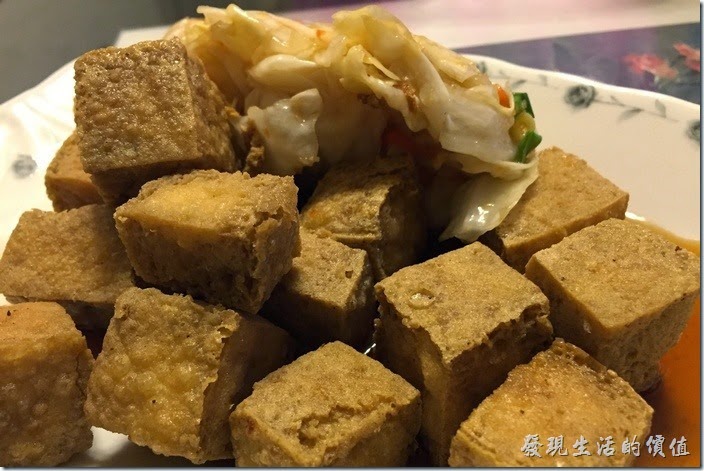 台南-無名臭豆腐。臭豆腐買回家後準備大快朵頤了，酥脆的外皮，讓人看了垂涎欲滴。
