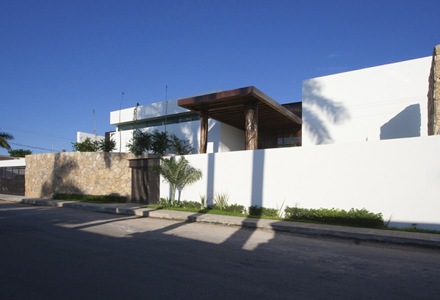 fachada-casa-los-troncos fachada-casa-los-troncos