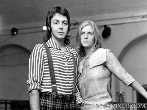 1st November 1972:  Ex-Beatle Paul McCartney, who has formed a new group called Wings, with his wife photographer Linda Eastman (1941 - 1998).  (Photo by Evening Standard/Getty Images)