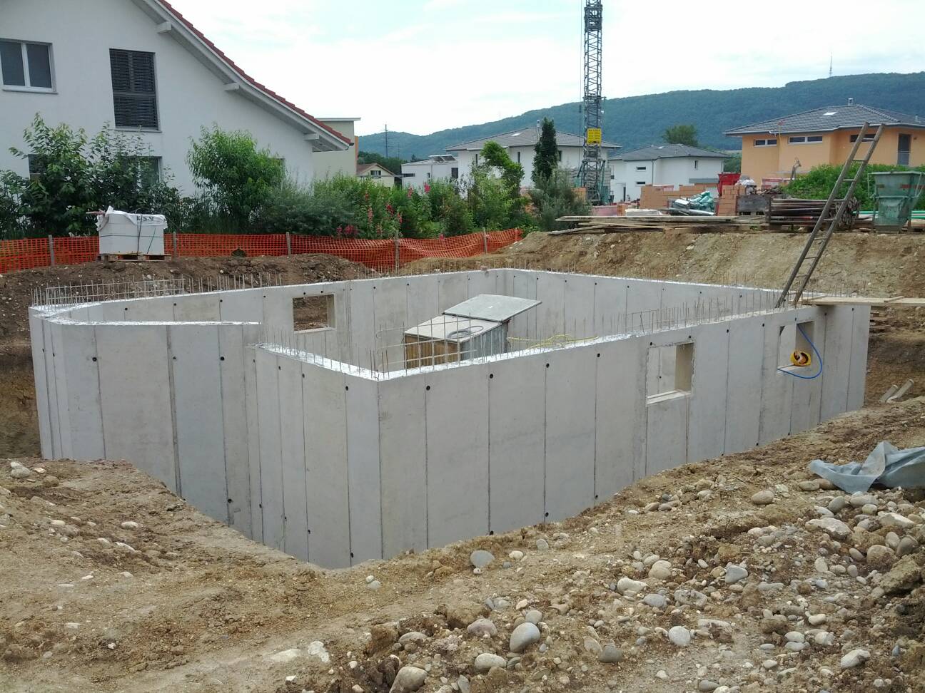 Hausbau: Kellerwände aussen fertig