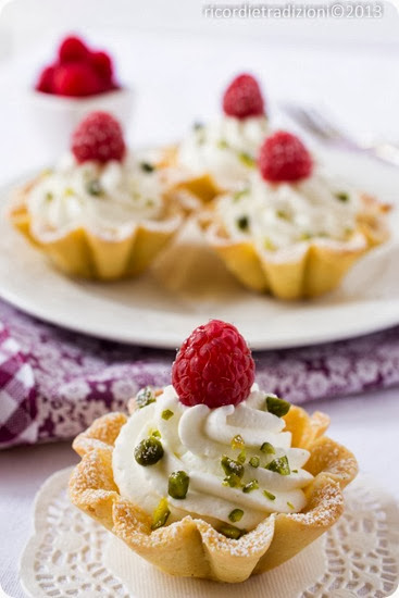 Tartellette con crema di vaniglia e lamponi