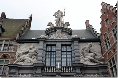 Oude Vismarkt 旧魚市場　17世紀建造の入口、レイエ川を象徴する女性像とスヘルデ川を象徴する男性像を両側に従えた海神ネプチューンの像