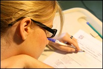 rapariga fazendo exame