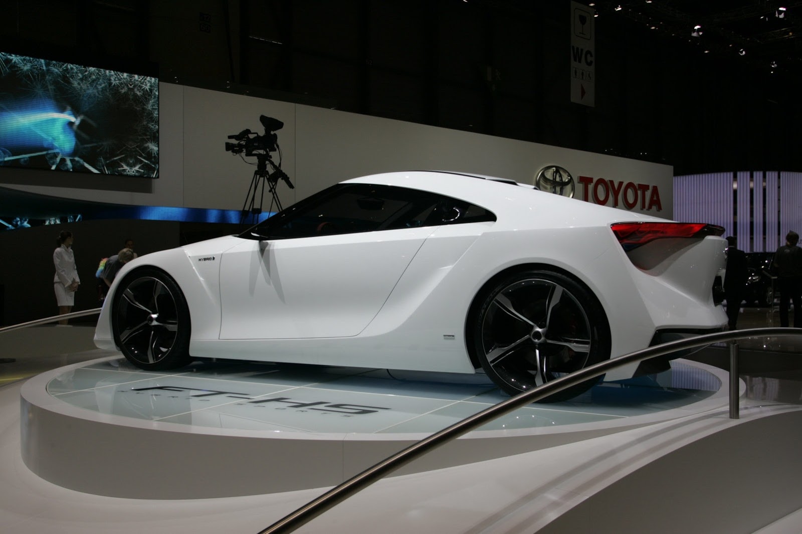 [2007-Toyota-FT-HS-Concept-4%255B2%255D.jpg]