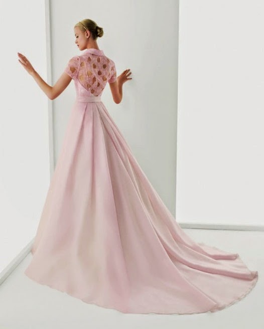 Vestido-de-novia-en-color-rosa-con-encaje-en-la-espalda-Foto-Rosa-Clará-500x602