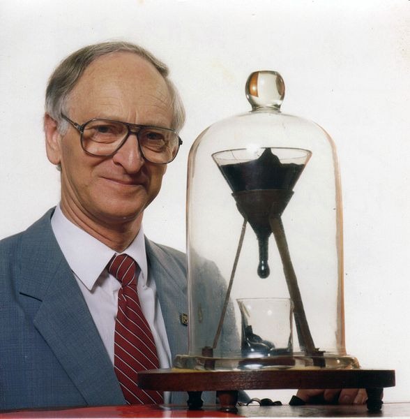 Pitch_drop_experiment_with_John_Mainstone