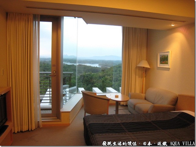 日本伊勢志摩市的近鐵水上別墅飯店(Hotel Kintetsu Aquavilla Ise-Shima)，在客房中將窗簾拉開，美麗海景馬上映入眼簾，不過看起來只能遠觀啊。 
