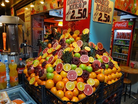 Suc de fructe pe strazi in Istanbul