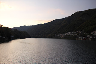 Vista sul lago della diga