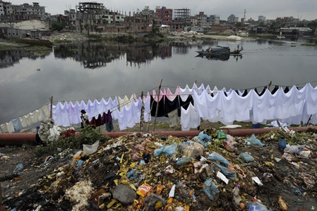 White, pink, black sheets and garbage overseeing the Buriganga river and Dhaka, on the Kamrangichar peninsula in Kamrangirchar.