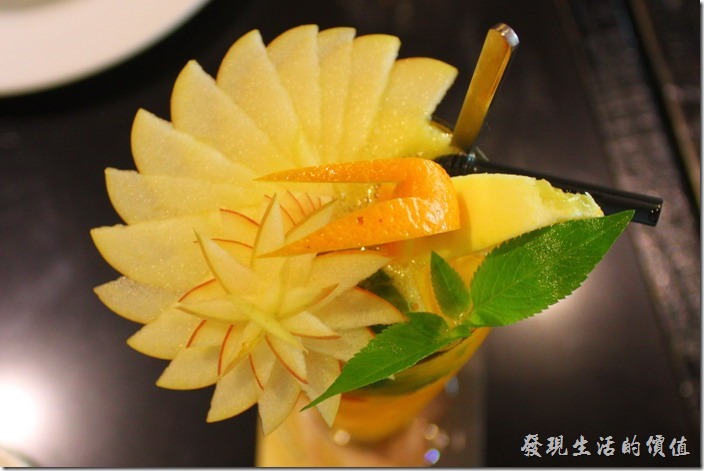 台東-愛上台東義大利餐廳。這「夏威夷冰果茶」上面的蘋果花瓣，完全沒有使用任何的工具，純粹使用疊疊樂的方式疊出花瓣的形狀，刀工真的很細，手也很巧，只要一個不小心就會前功就盡棄了。