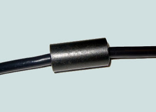фотография ферритового цилиндра на информационном кабеле как 

фильтра высокочастотных помех синхроимпульса
