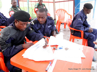 Des policiers montent la garde devant le centre de compilation le 2/12/2011 à l’enceinte de la foire internationale de Kinshasa, pour les élections de 2011 en RDC. Radio Okapi/ Ph. John Bompengo