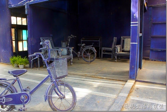 台南-西門路上司法宿舍群的藍晒圖2.0。腳踏車也回來了，以前再海安路上的腳踏車後來不見了，希望民眾發揮公德心，這次不要再把腳踏車牽回家養了！