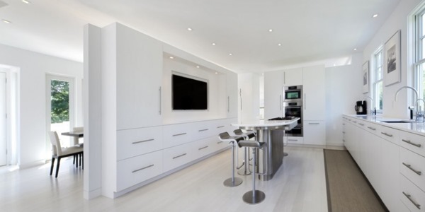 Casa en Nantucket / Arquitectos Ambuske cocina-moderna-blanca-acero-inoxidable
