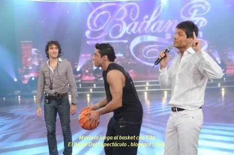 Marcelo juega al basket con Tito.JPG
