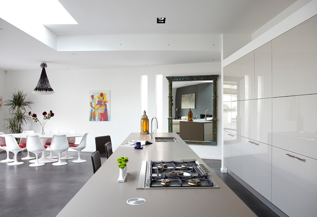 [House-tour-beautiful-modern-white-coran-kitchen-cabinets%255B7%255D.jpg]