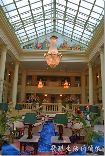 豪斯登堡的「阿姆斯特丹飯店」有挑高的大廳，希臘神話宮殿般的裝飾。