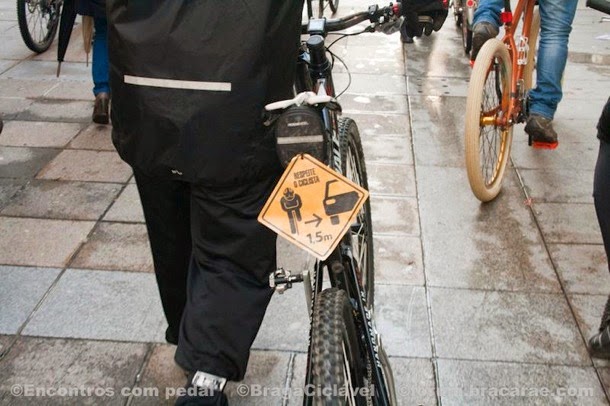 Respeite o ciclista - distância lateral de segurança ao ultrapassar, pelo menos 1 metro e meio