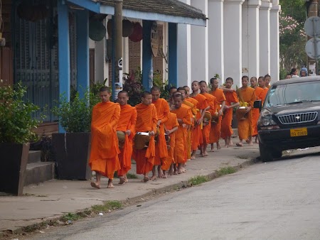 13. Procesiune calugari budisti.JPG