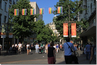通りには虹色の旗が目立つ
