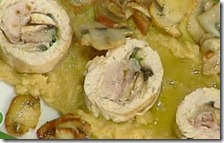 Girelle di tacchino con champignon e bacon su passatina di ceci