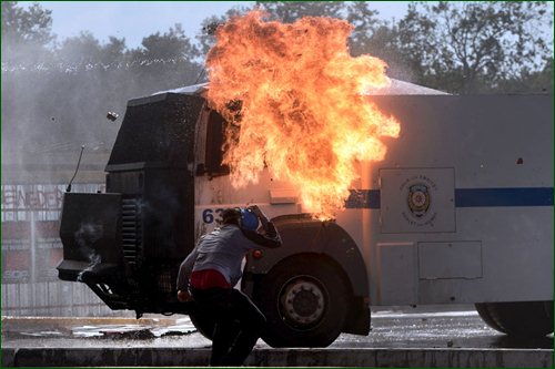 Турецкая полиция разгоняет протестующих