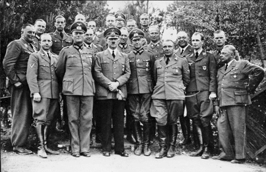 [Bundesarchiv_Bild_183-R99057%252C_%2527Wolfsschanze%2527%252C_Adolf_Hitler_mit_Stab%255B4%255D.jpg]