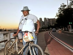 1 - Pedreiro pedala 42 quilômetros todo dia para cursar Direito no ES