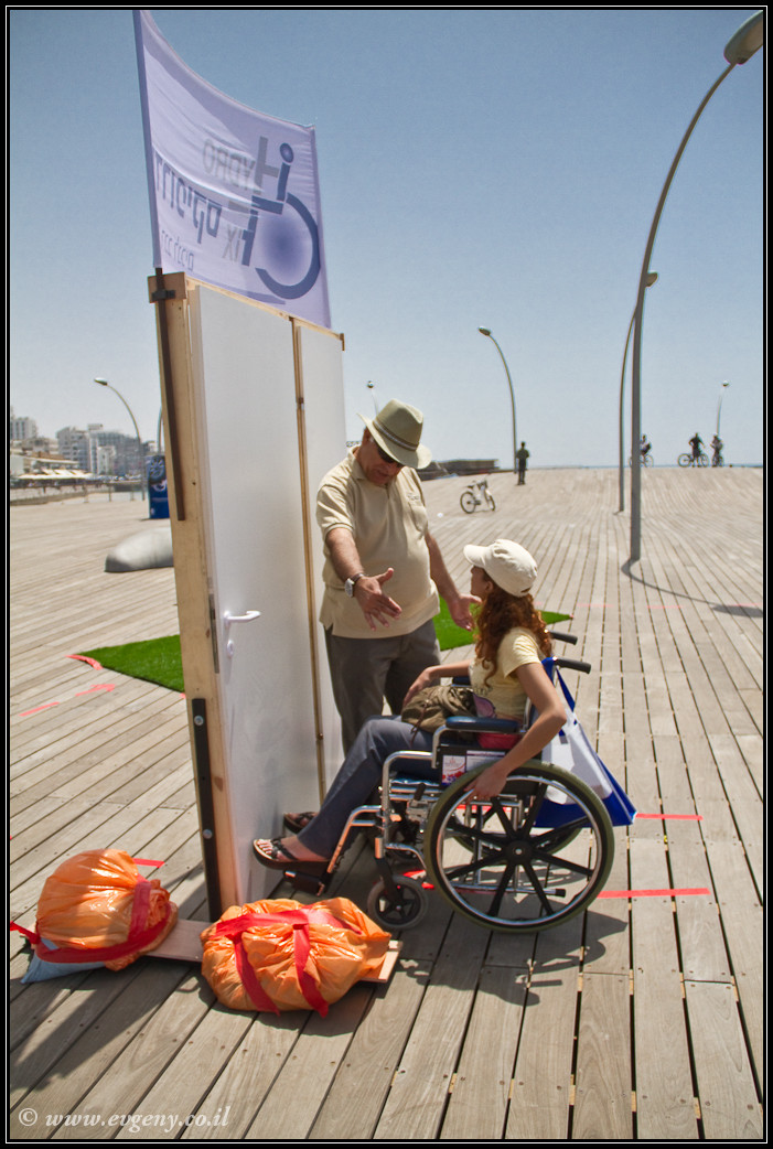 LookAtIsrael.com: Дома изнутри: ...и еще вопрос кто из нас неполноценен... (foto israel фото тель авив порт дома изнутри )