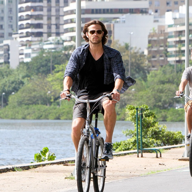 Jared Padalecki passeando de bicicleta pelo Rio de Janeiro